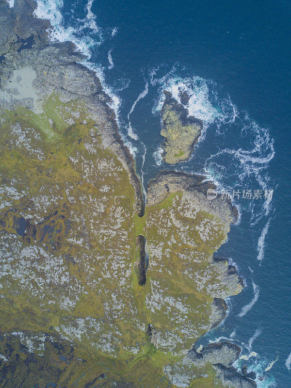 鸟瞰图Inishbofin，野生大西洋方式，Co. Galway，爱尔兰。